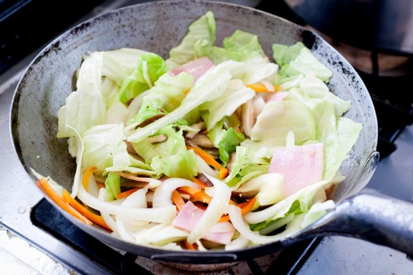 An aluminum pot made of 3003 material is used for cooking.